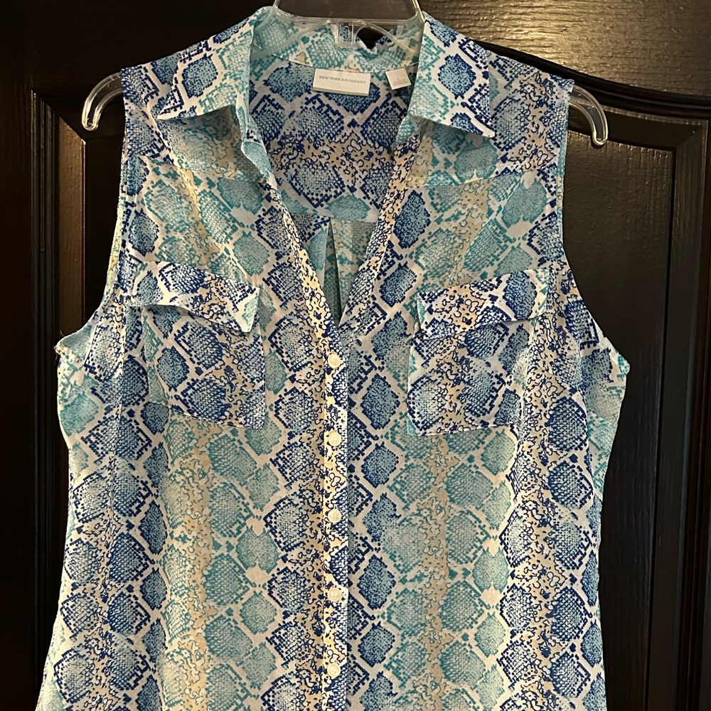 New York & Company Blue and White Patterned Sleeveless Shirt